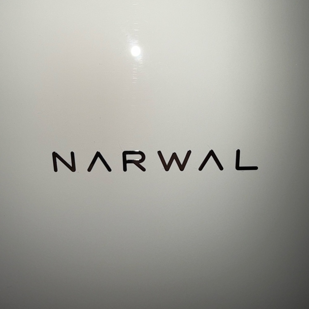 NARWAL Freo Robot Vacuum and Mop Comb, comes with accessories excellent conditio